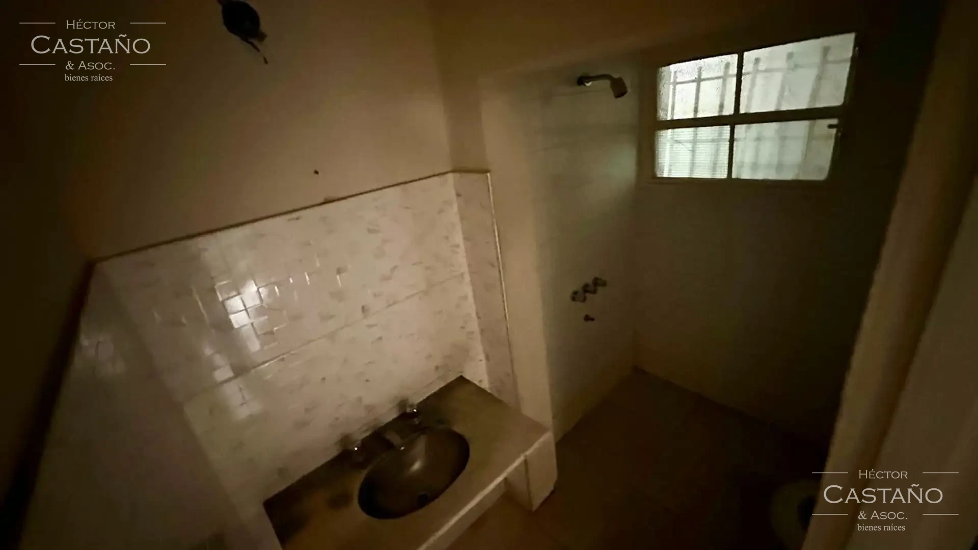 Villa Adelina - Importante galpón en Villa Adelina - Excelente Ubicación con oficinas y  depósito
