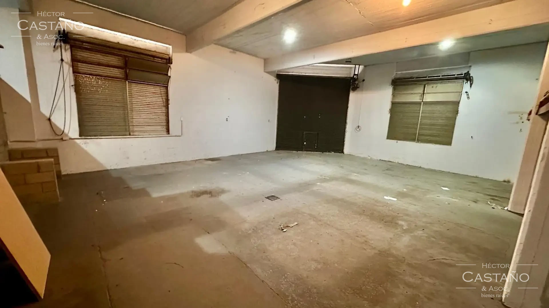 Villa Adelina - Importante galpón en Villa Adelina - Excelente Ubicación con oficinas y  depósito