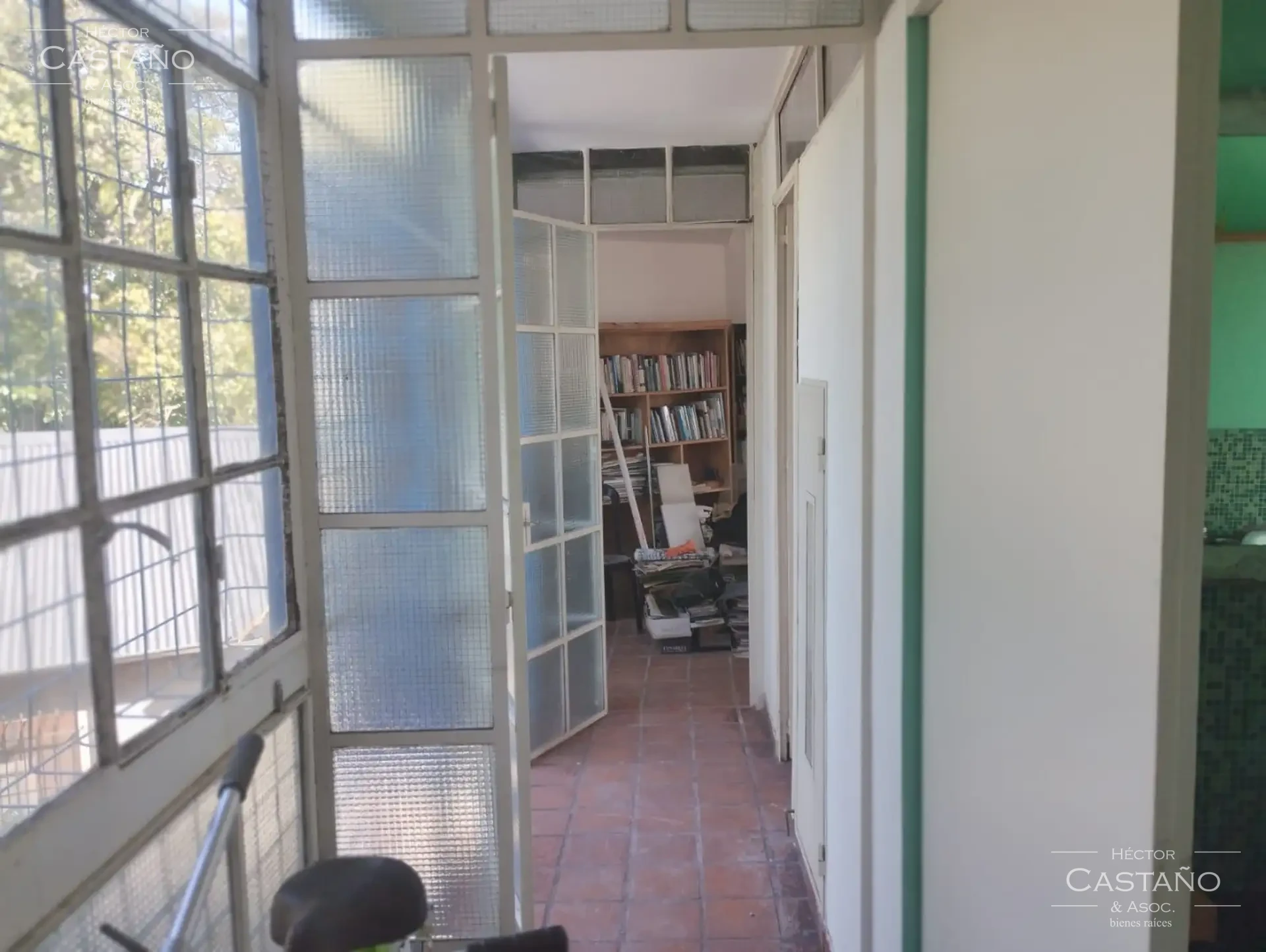 Casa desarrollada en 2 plantas 6 ambientes. Jardín al frente y patio lateral. 3 dormitorios,