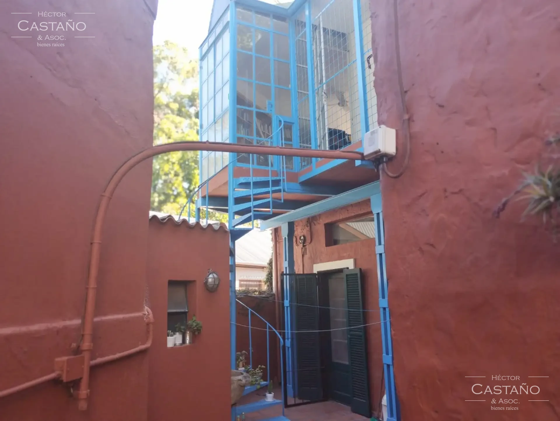 Casa desarrollada en 2 plantas 6 ambientes. Jardín al frente y patio lateral. 3 dormitorios,