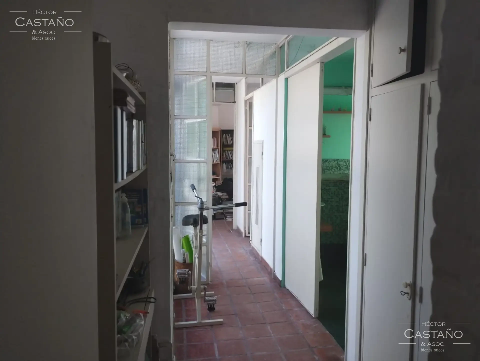 Casa desarrollada en 2 plantas 6 ambientes. Jardín al frente y patio lateral. 3 dormitorios,
