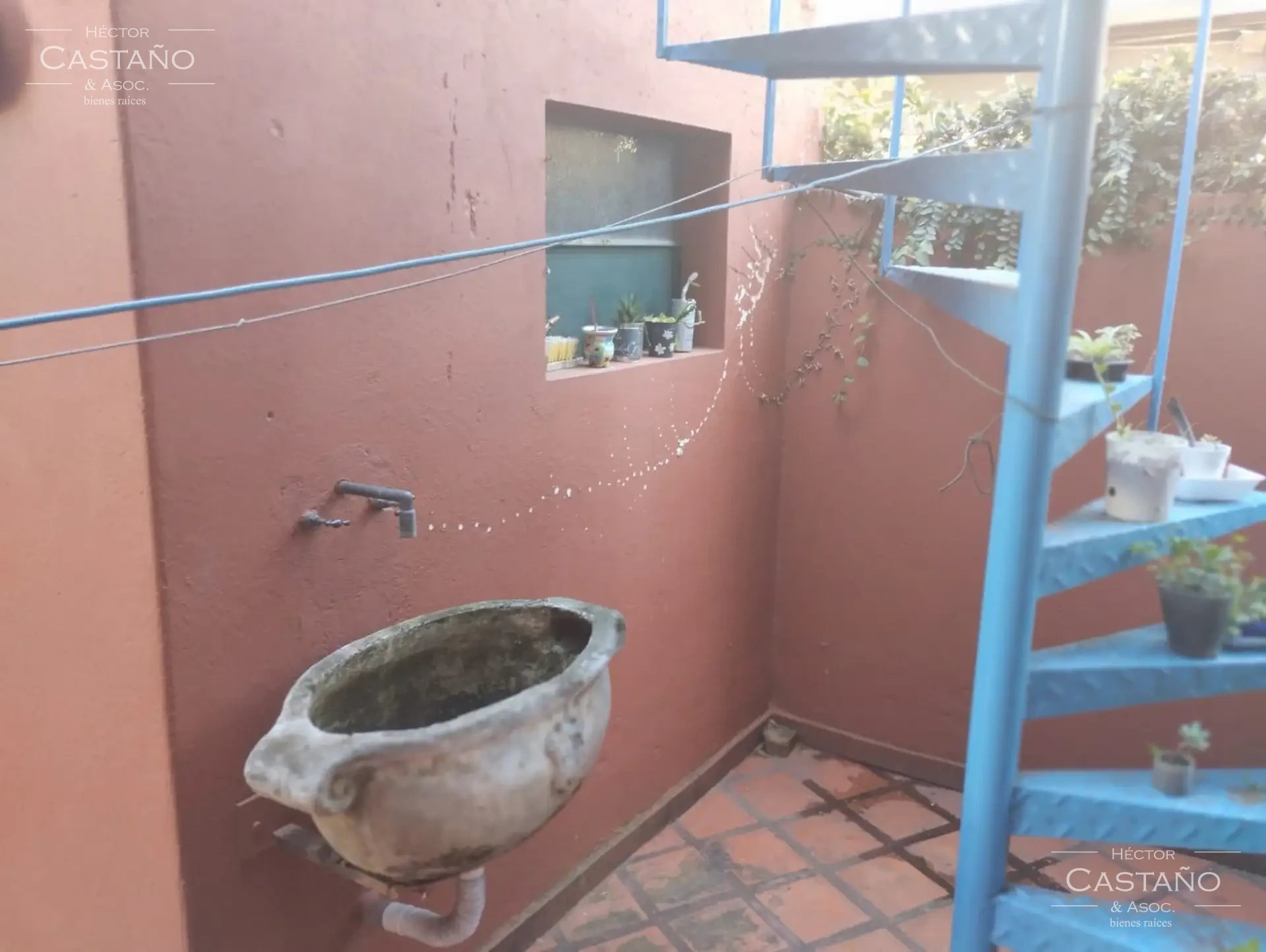 Casa desarrollada en 2 plantas 6 ambientes. Jardín al frente y patio lateral. 3 dormitorios,
