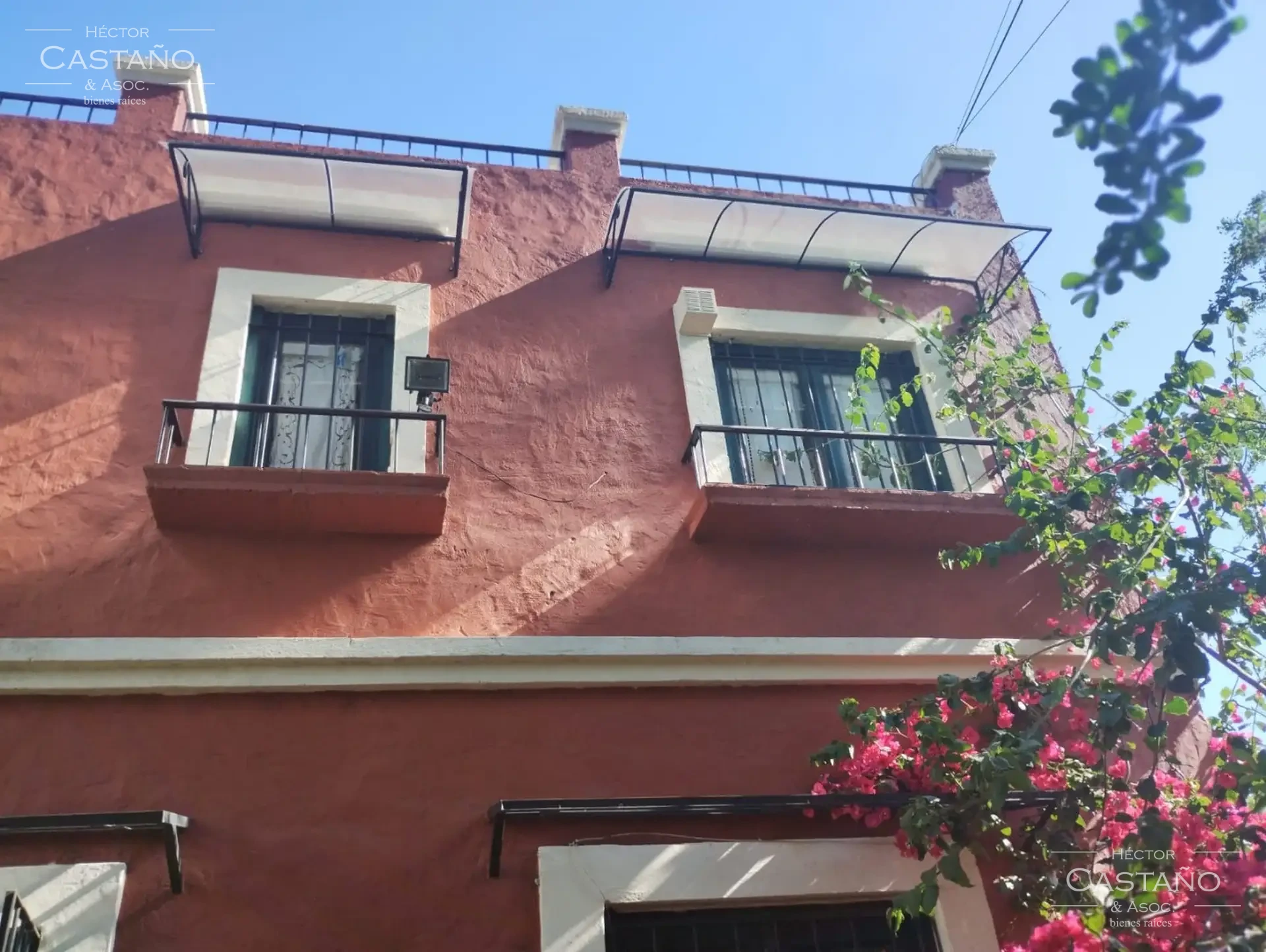 Casa desarrollada en 2 plantas 6 ambientes. Jardín al frente y patio lateral. 3 dormitorios,