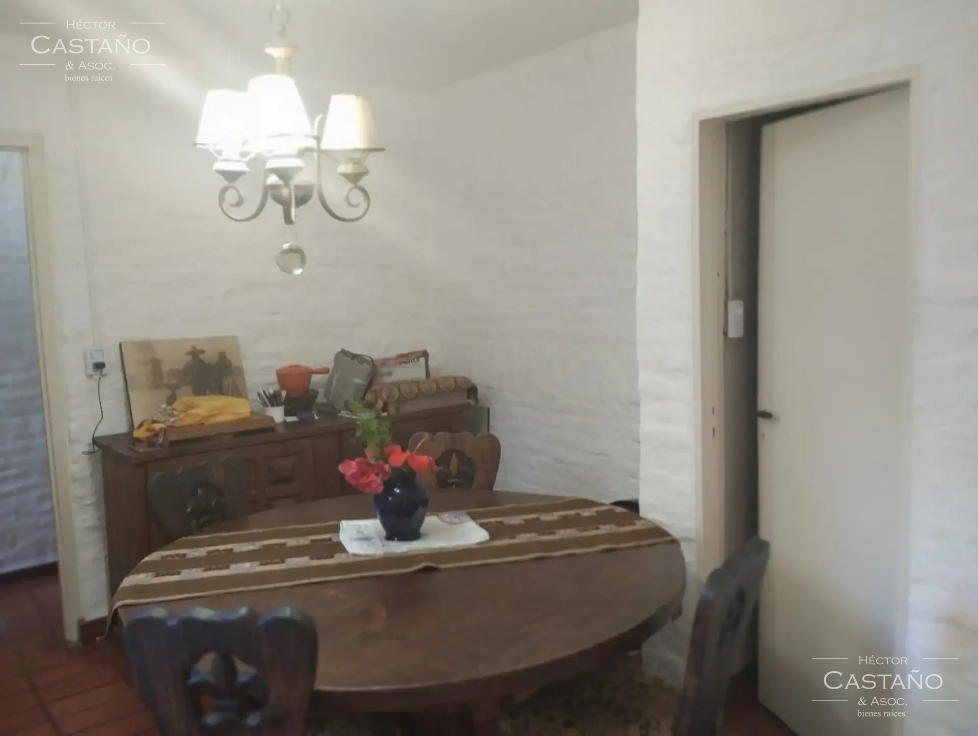 Casa desarrollada en 2 plantas 6 ambientes. Jardín al frente y patio lateral. 3 dormitorios,