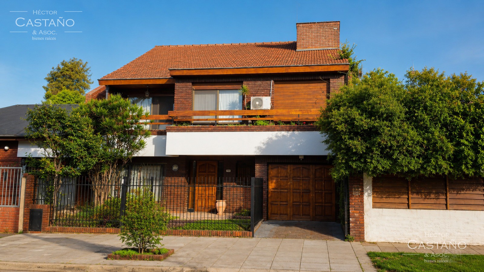 Florida - Muy cerca de estación Dr. Cetráncolo FFCC Bme Mitre Ramal Mitre. Sobre lote de 260m2, Muy lindo chalet en 2 plantas 6 ambientes mas dependencia. Jardín con piscina ,