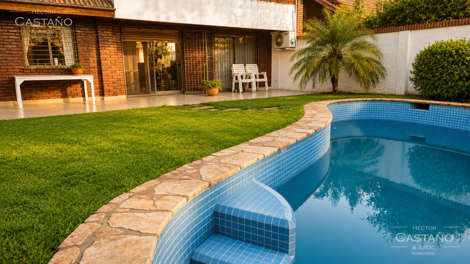 Florida - Muy cerca de estación Dr. Cetráncolo FFCC Bme Mitre Ramal Mitre. Sobre lote de 260m2, Muy lindo chalet en 2 plantas 6 ambientes mas dependencia. Jardín con piscina ,