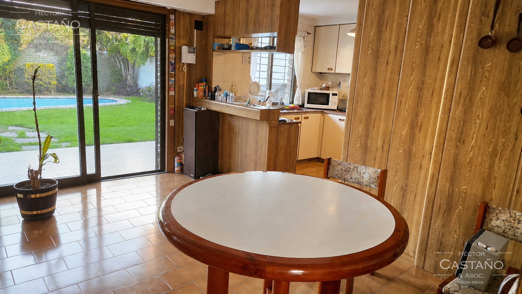 Florida - Muy cerca de estación Dr. Cetráncolo FFCC Bme Mitre Ramal Mitre. Sobre lote de 260m2, Muy lindo chalet en 2 plantas 6 ambientes mas dependencia. Jardín con piscina ,