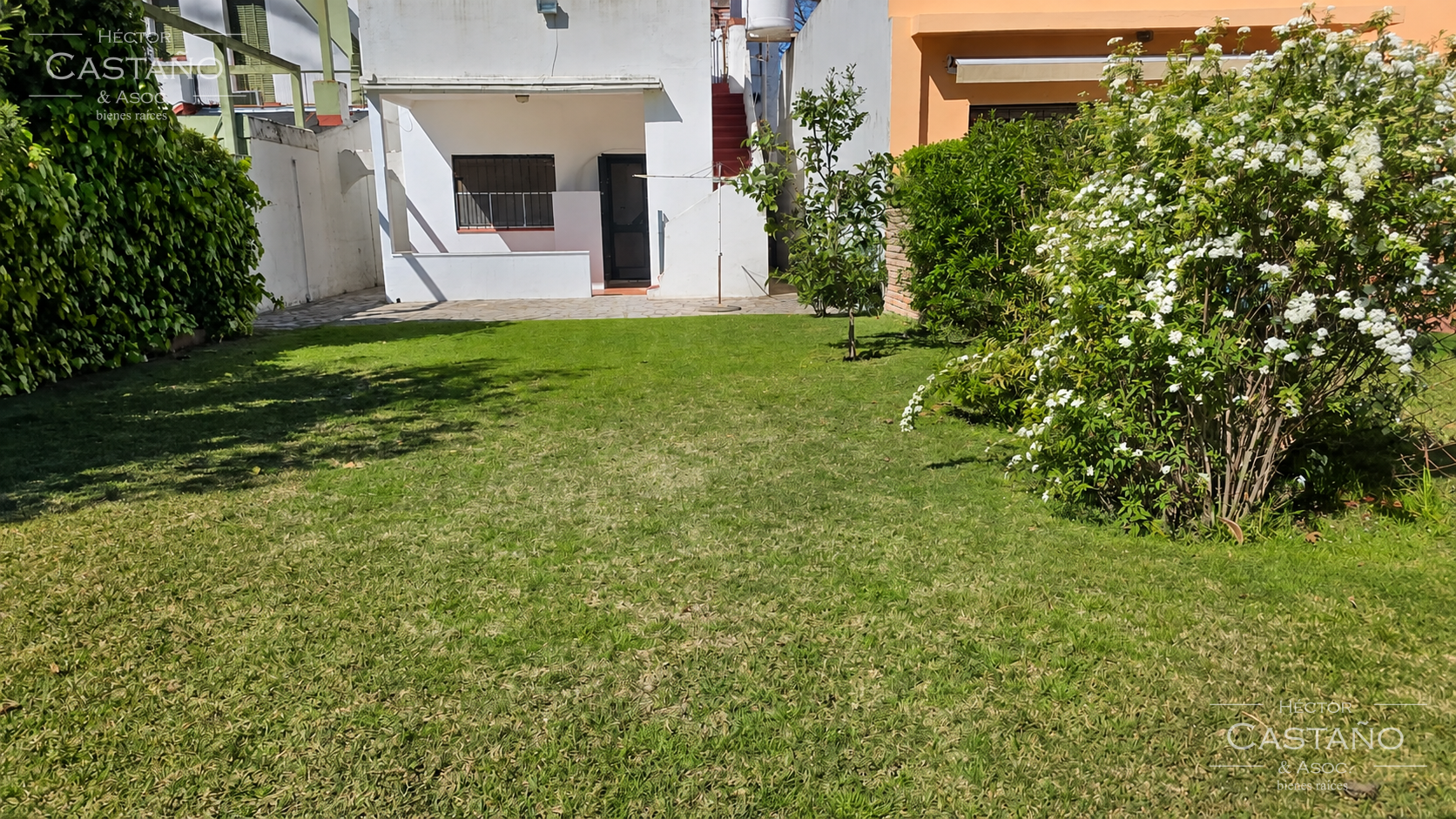 PH EN PLANTA BAJA CON AMPLIO JARDÍN, QUINCHO Y DEPENDENCIA – FLORIDA