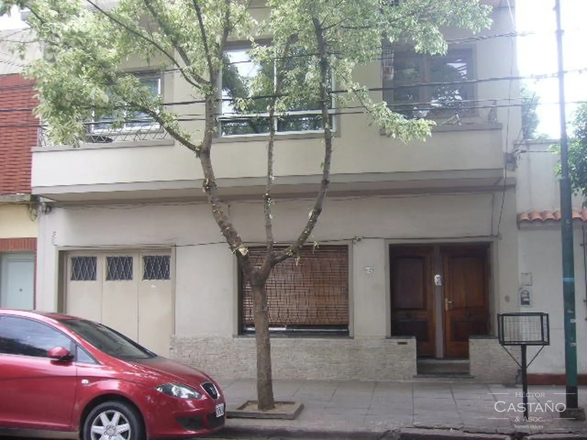 Ph con terraza , primer piso por escalera, al contrafrente, orientación norte, muy luminoso.